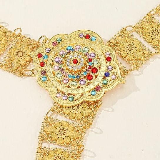 Ceinture marocaine avec bijou central multicolore à apparence florale, modèle Latifa