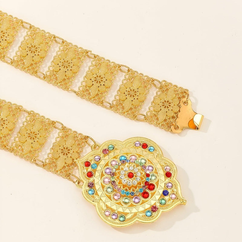 Ceinture marocaine avec bijou central multicolore à apparence florale, modèle Latifa