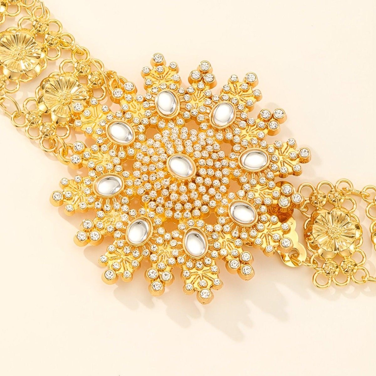 Ceinture marocaine dorée avec boucle en forme de soleil ornée de pierres, modèle Khadra - La Boutique de la Ceinture