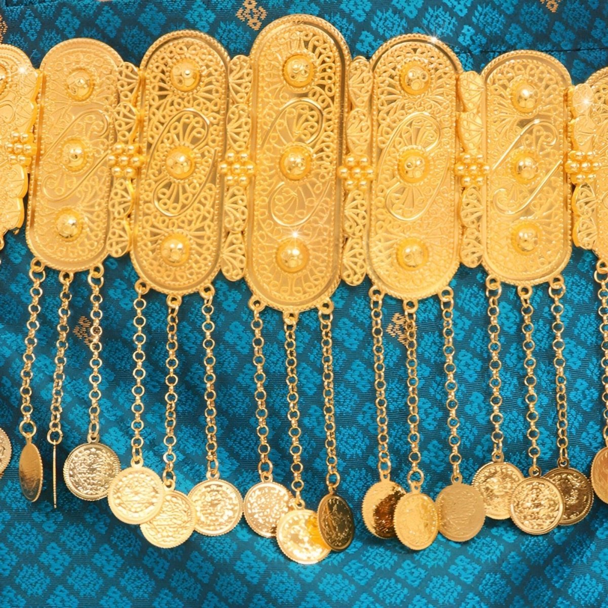 Ceinture marocaine dorée avec motifs en reliefs et médaillons, modèle Tissam - La Boutique de la Ceinture