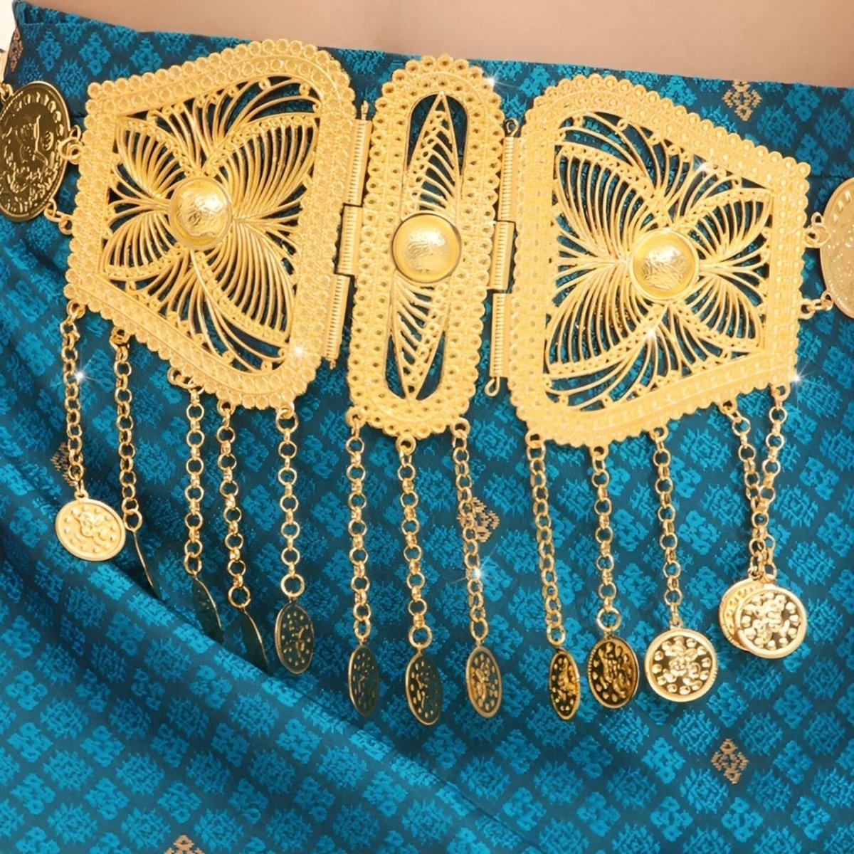 Ceinture marocaine dorée avec pendentifs et représentation de pièces de monnaie, modèle Rhozali - La Boutique de la Ceinture