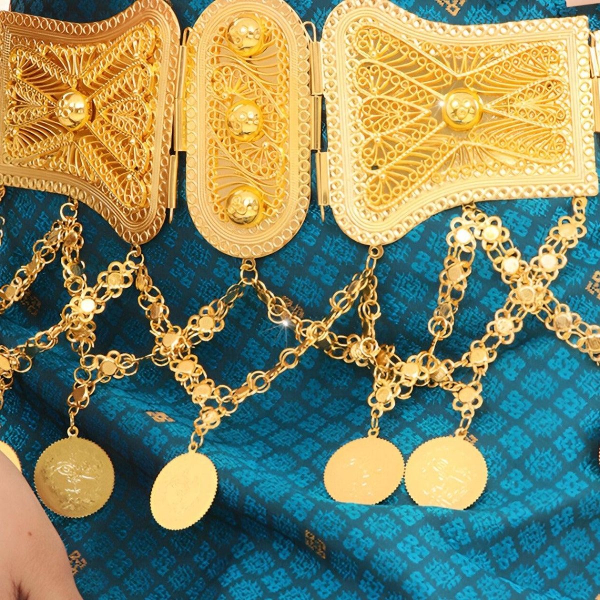 Ceinture marocaine dorée avec pendentifs qui s'entrelacent, modèle Menena - La Boutique de la Ceinture