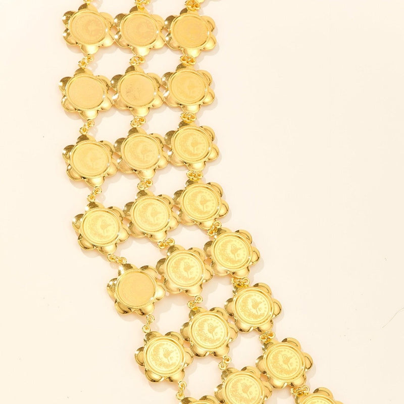 Ceinture marocaine dorée avec plusieurs médaillons en formes de fleurs, modèle Gadwa