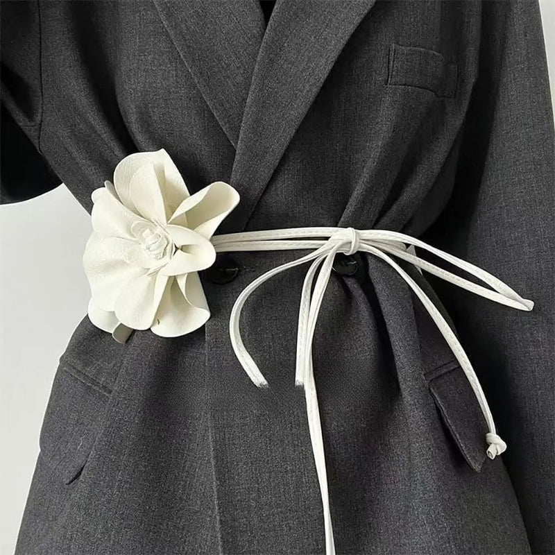 Ceinture fine à nouer avec fleur décorative, modèle Flora