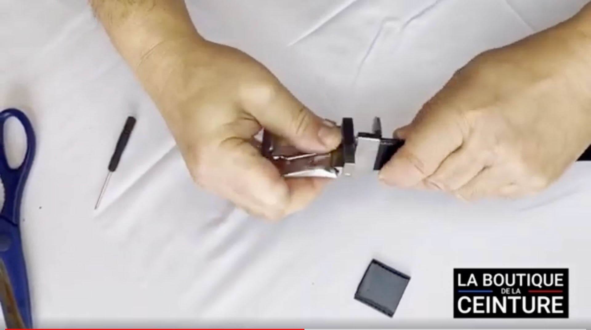 Charger la vidéo : Raccourcir une ceinture réversible