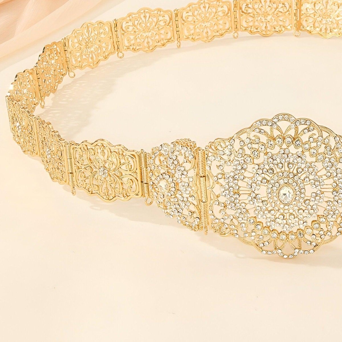 Ceinture marocaine dorée incrustée de strass à motifs diamants, modèle Asala - La Boutique de la Ceinture