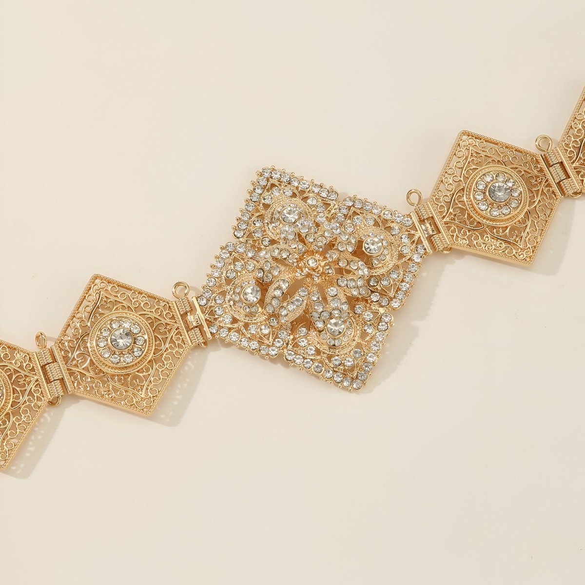 Ceinture marocaine d'un éclat doré et ornée de cristaux scintillants, modèle Serhane - La Boutique de la Ceinture
